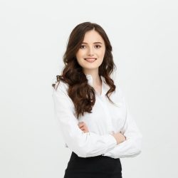 business-concept-portrait-confident-young-businesswoman-keeping-arms-crossed-looking-camera-w_1258-104422 business-concept-portrait-confident-young-businesswoman-keeping-arms-crossed-looking-camera-w_1258-104422